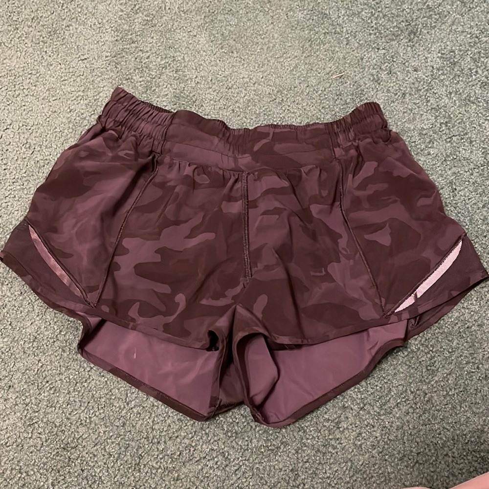 Lululemon Hotty hot low rise short 2.5”